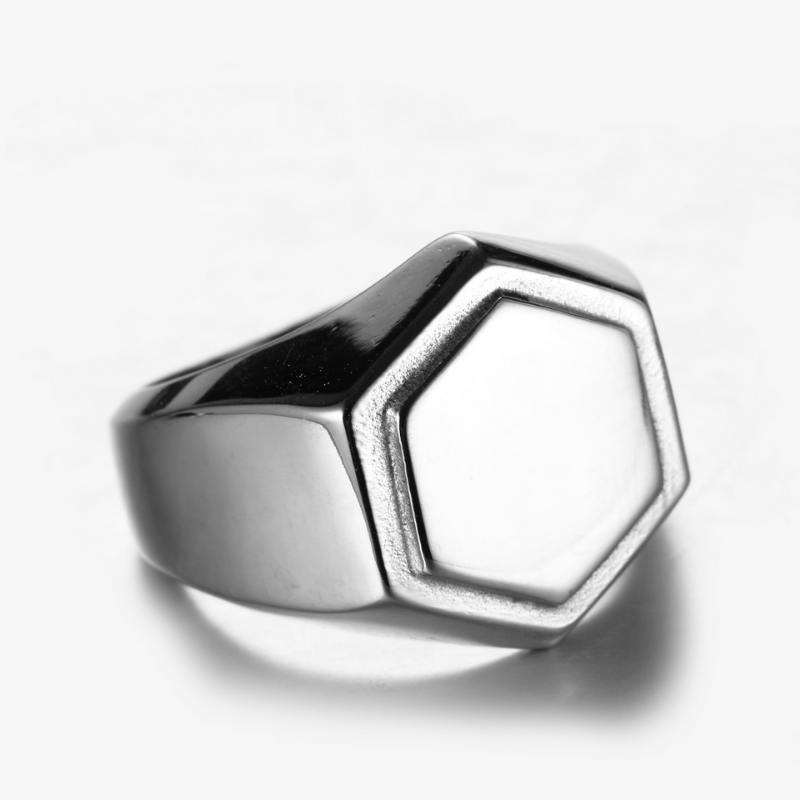 Bague-Homme-Luxe-Stylisme-en-Acier