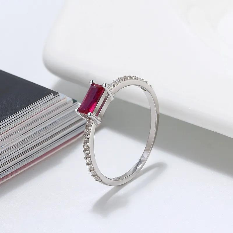 Bague-Rubis-avec-Pierre-Carree-Rouge